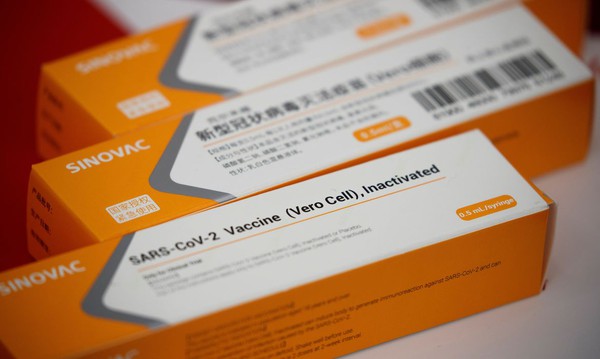 Capa CoronaVac é a vacina em teste mais segura contra covid-19