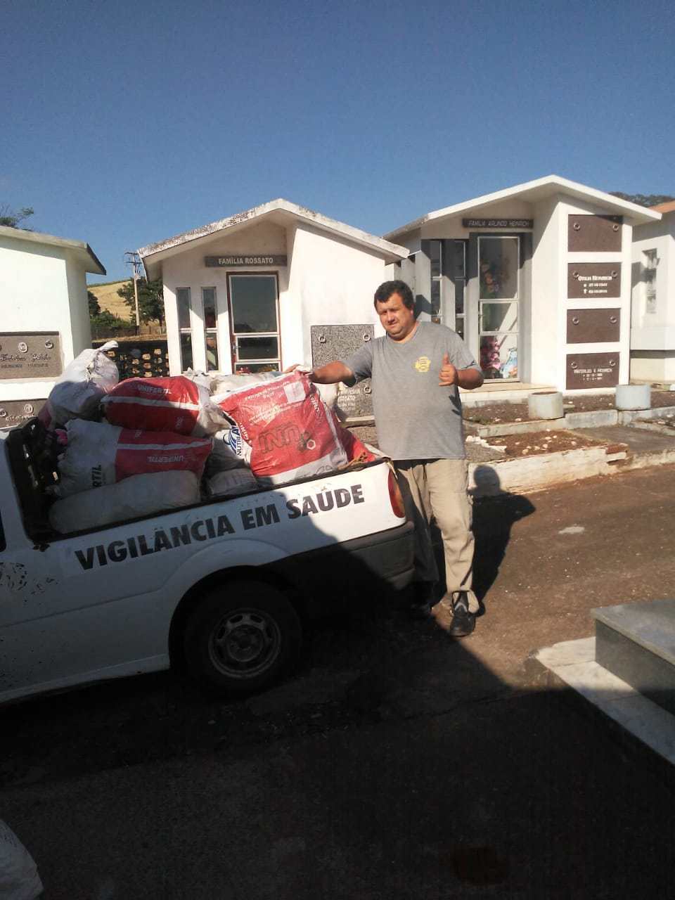Capa Agentes de combate a endemias realizam limpeza nos cemitérios do município