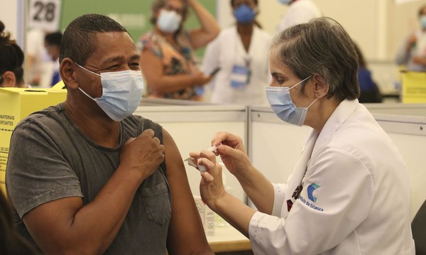 Capa Vacinas já distribuídas atendem 7% dos públicos prioritários