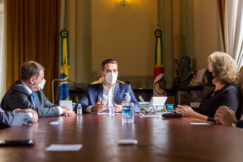 Capa Silvana Covatti, na Agricultura, e Ronaldo Santini, no Turismo, tomam posse como secretários