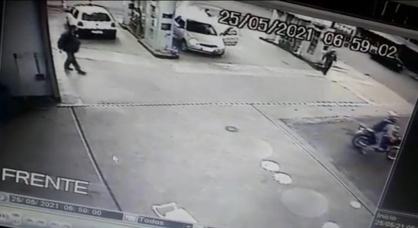 Capa Homem tenta atear fogo durante abastecimento de veículo