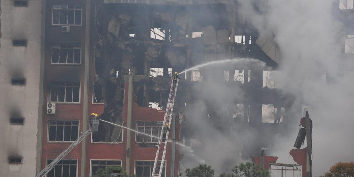 Capa Equipes especializadas realizam buscas a bombeiros desaparecidos em incêndio na SSP