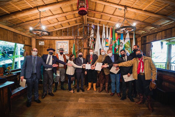 Capa Deputado Ernani Polo protocola projeto que inclui CTGs no programa Nota Fiscal Gaúcha