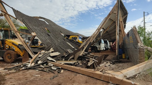 Capa Caiçara: cobertura do parque de máquinas da prefeitura desaba