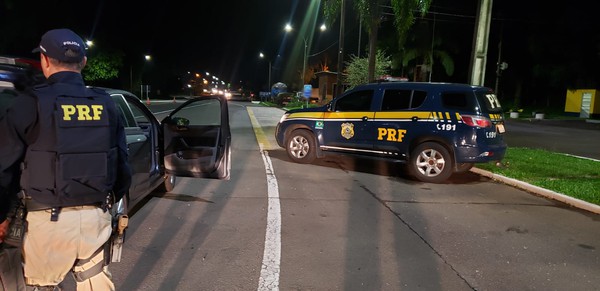 Capa PRF prende motorista dirigindo embriagado e armado em Seberi