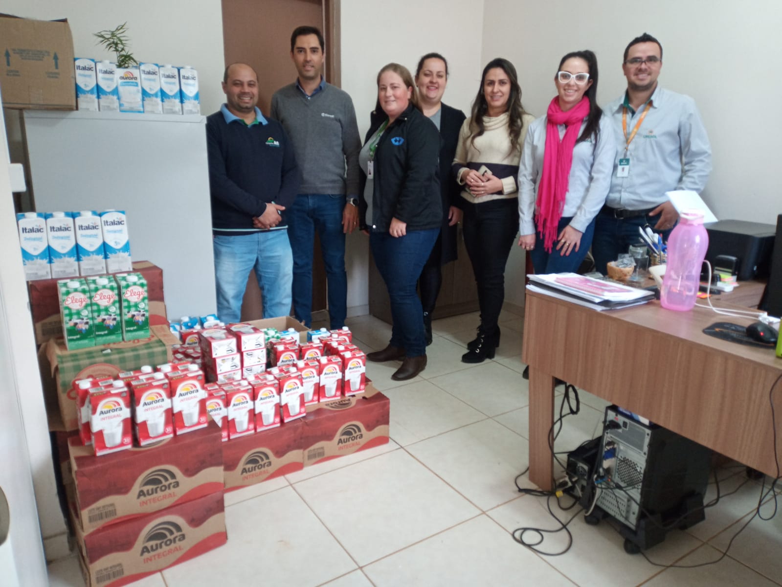 Capa Erval Seco: Cooperativas realizam entrega de caixas de leite para o CRAS