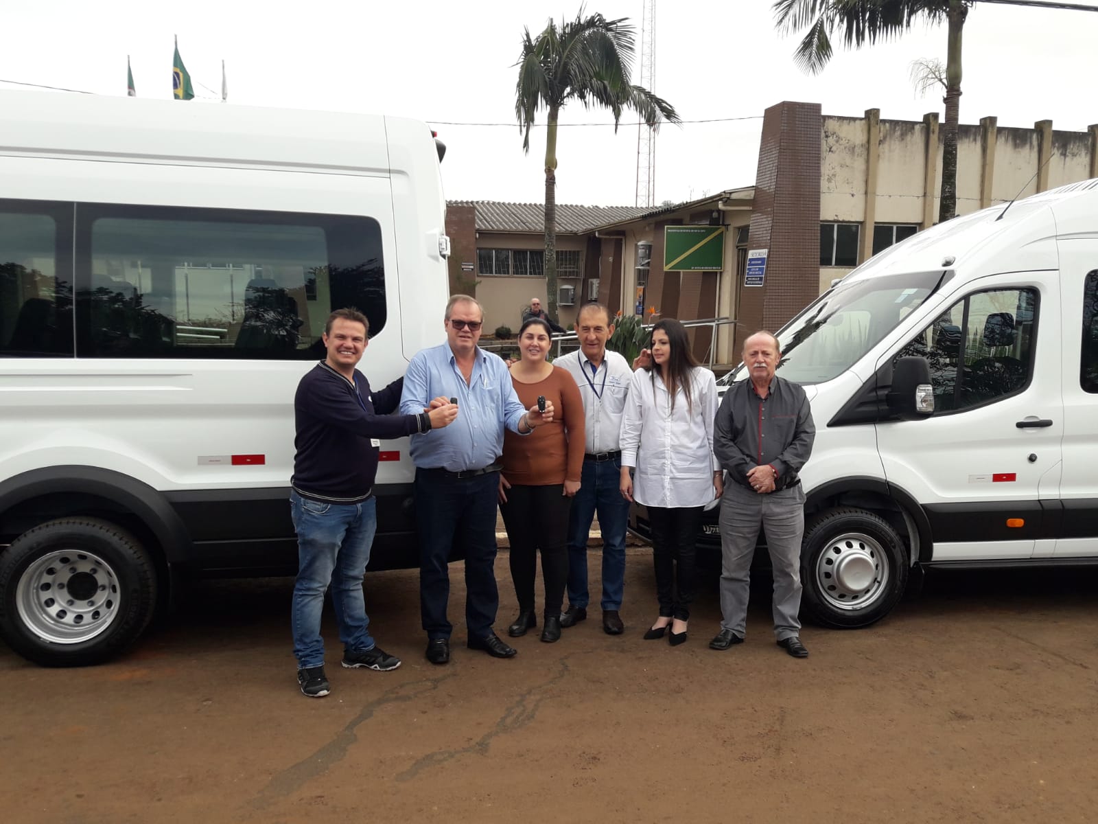 Capa Erval Seco: Administração Municipal adquire duas vans para transporte escolar