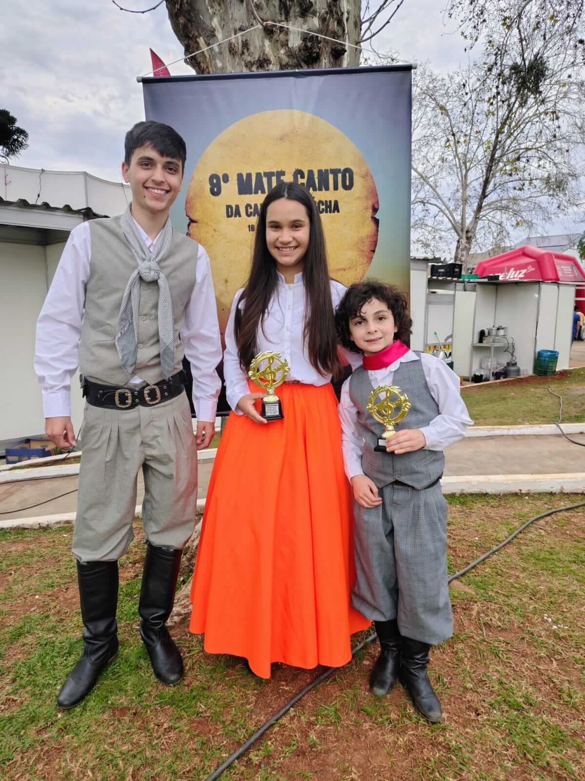 Capa Prefeitura de Dois Irmãos das Missões parabeniza alunos do Grupo de Música do CRAS premiados no 9º Mate Canto da Canção em Erval Seco
