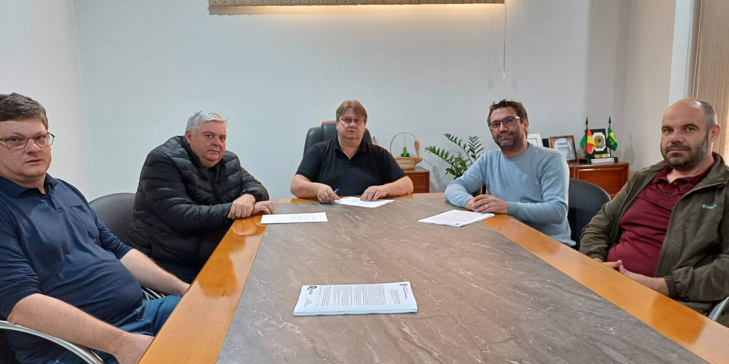 Capa Redentora: Prefeito Municipal Malberk, assina contrato com a empresa responsável pela execução da obra creche Pró Infância