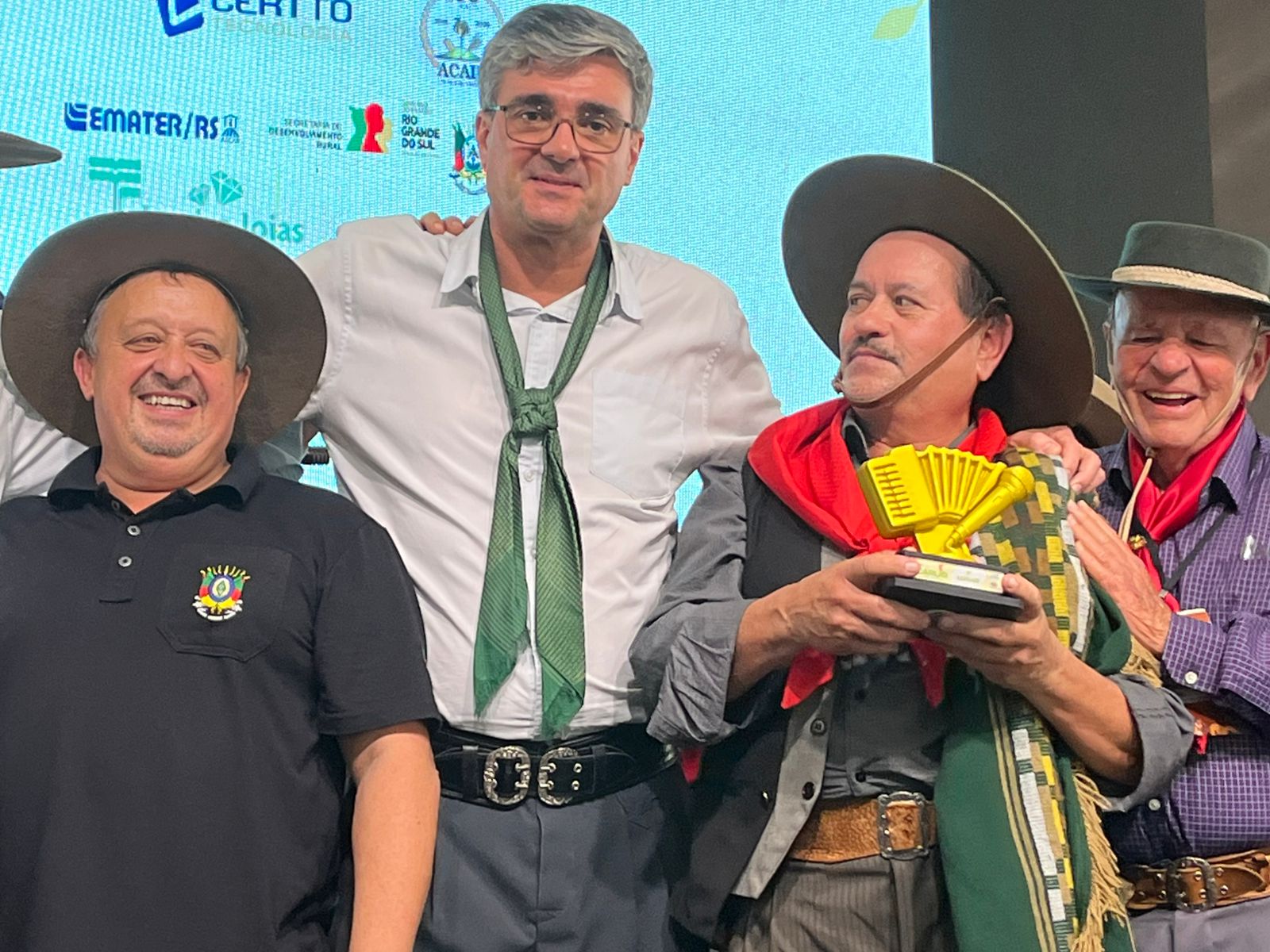 Capa Darci Vieira vence o 1º Carijo em Trova