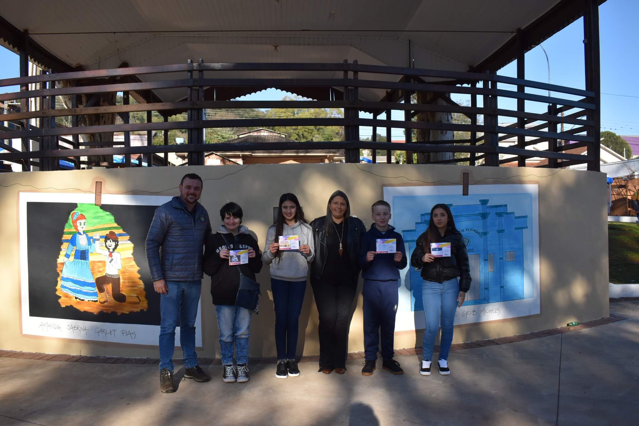 Capa Alunos vencedores do concurso de desenhos recebem vale-compras e visitam o palco da Praça do Imigrante