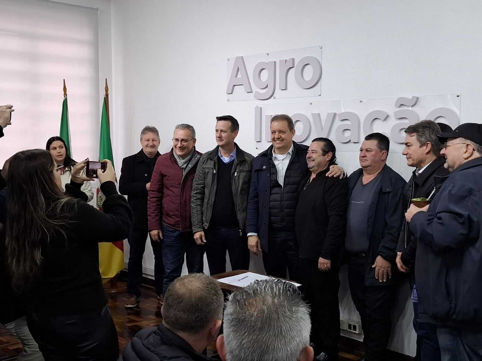 Capa DIM: Município assina convênio com o Estado para recuperação de estradas rurais