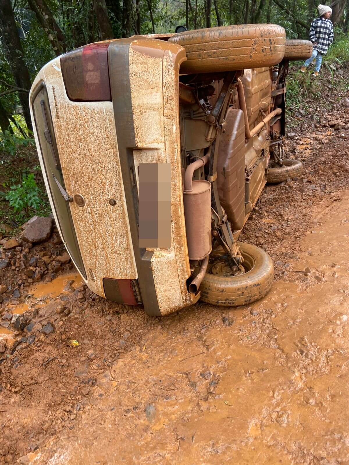 Capa Carro tomba em estrada escorregadia entre Erval Seco e Dois Irmãos das Missões