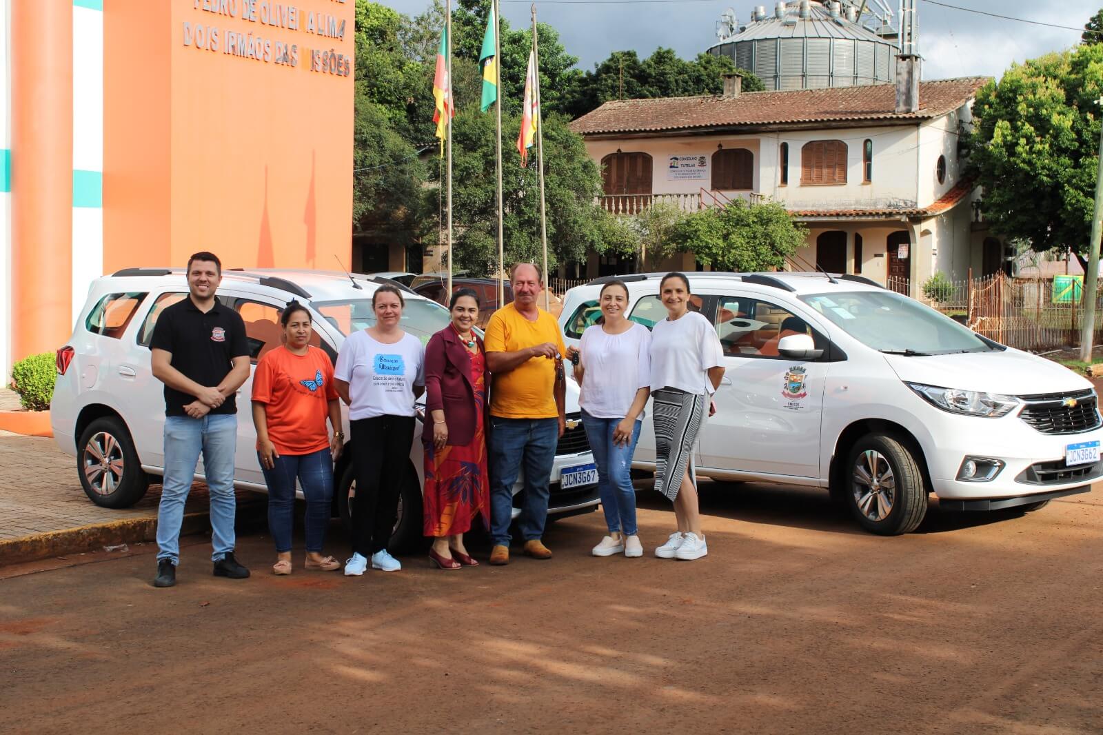 Capa DIM: Administração Municipal investe em dois veículos novos para a Secretaria de Educação
