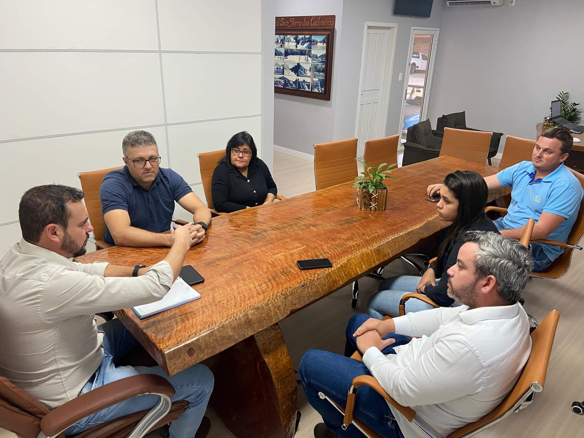 Capa Reunião no gabinete alinha início das obras de Saneamento Básico em Erval Seco