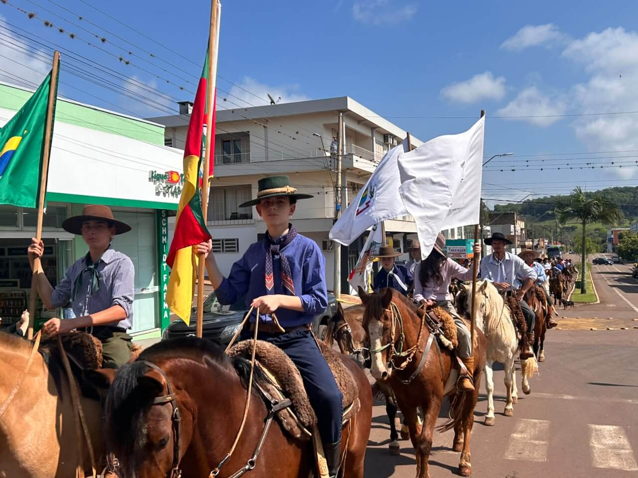 Capa Desfile farroupilha reúne cavalarianos e invernadas do CTG Mate Amargo em Erval Seco
