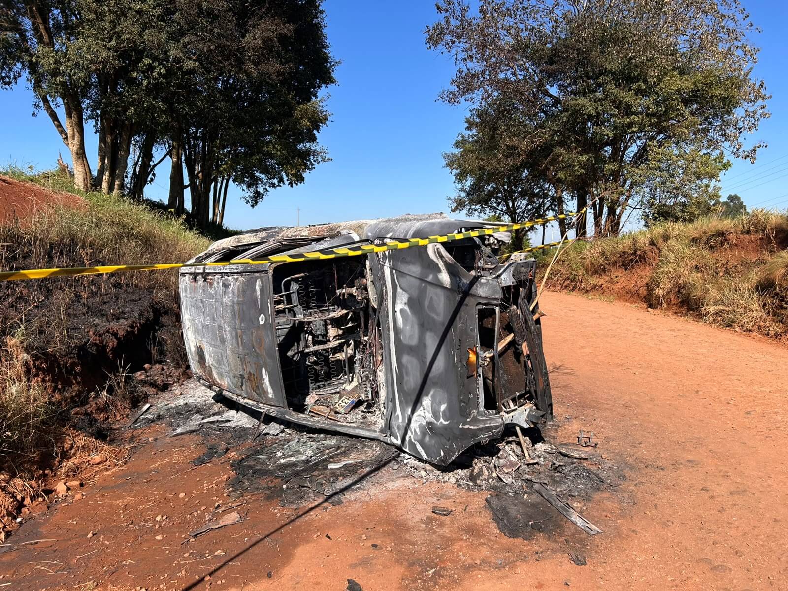 Capa Veículo pega fogo após sair da pista e tombar em estrada rural de Erval Seco