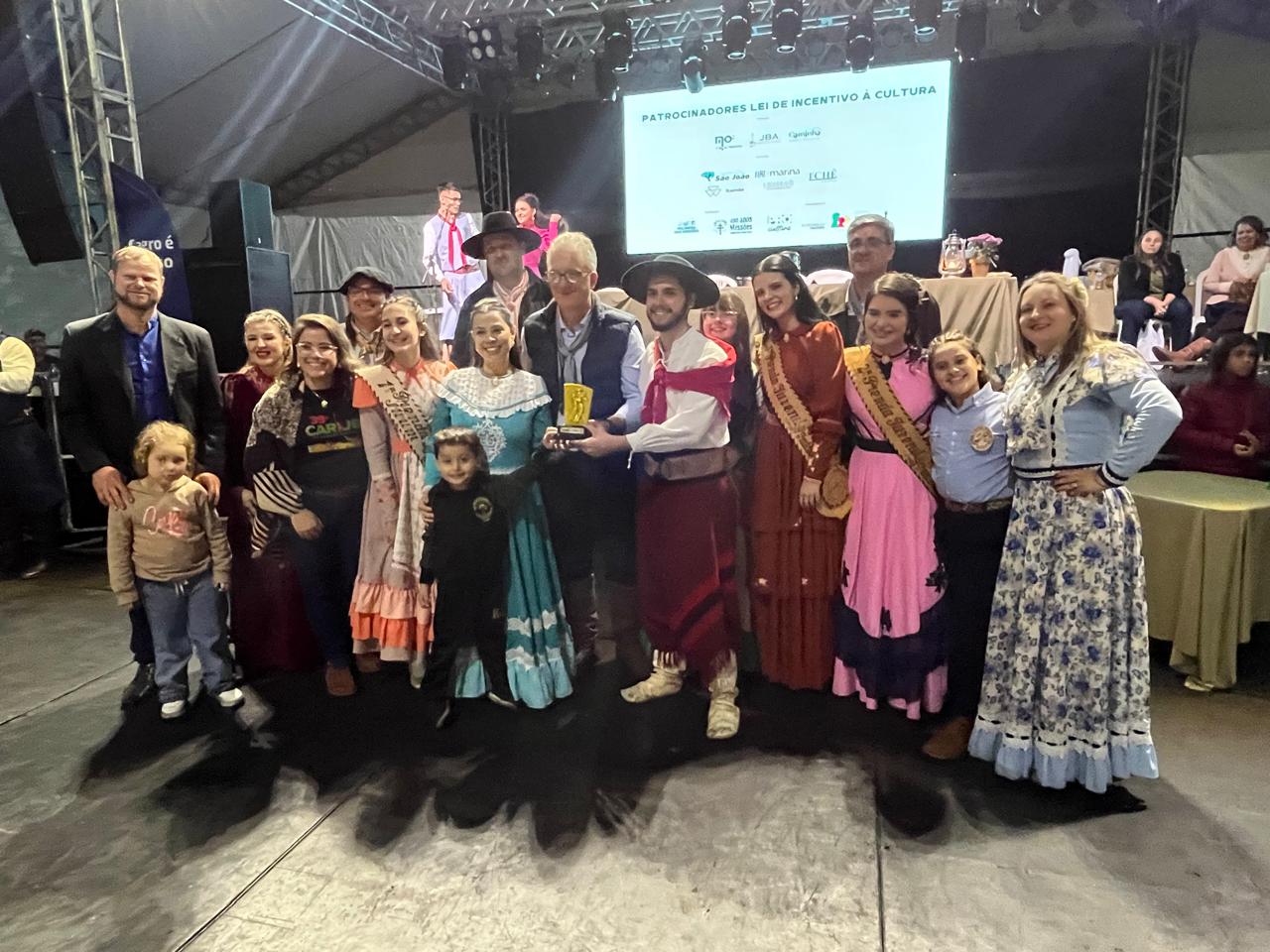Capa CTG Galpão da Boa Vontade e CTG Rodeio da Querência são os grandes campeões do 5º Carijo em Dança