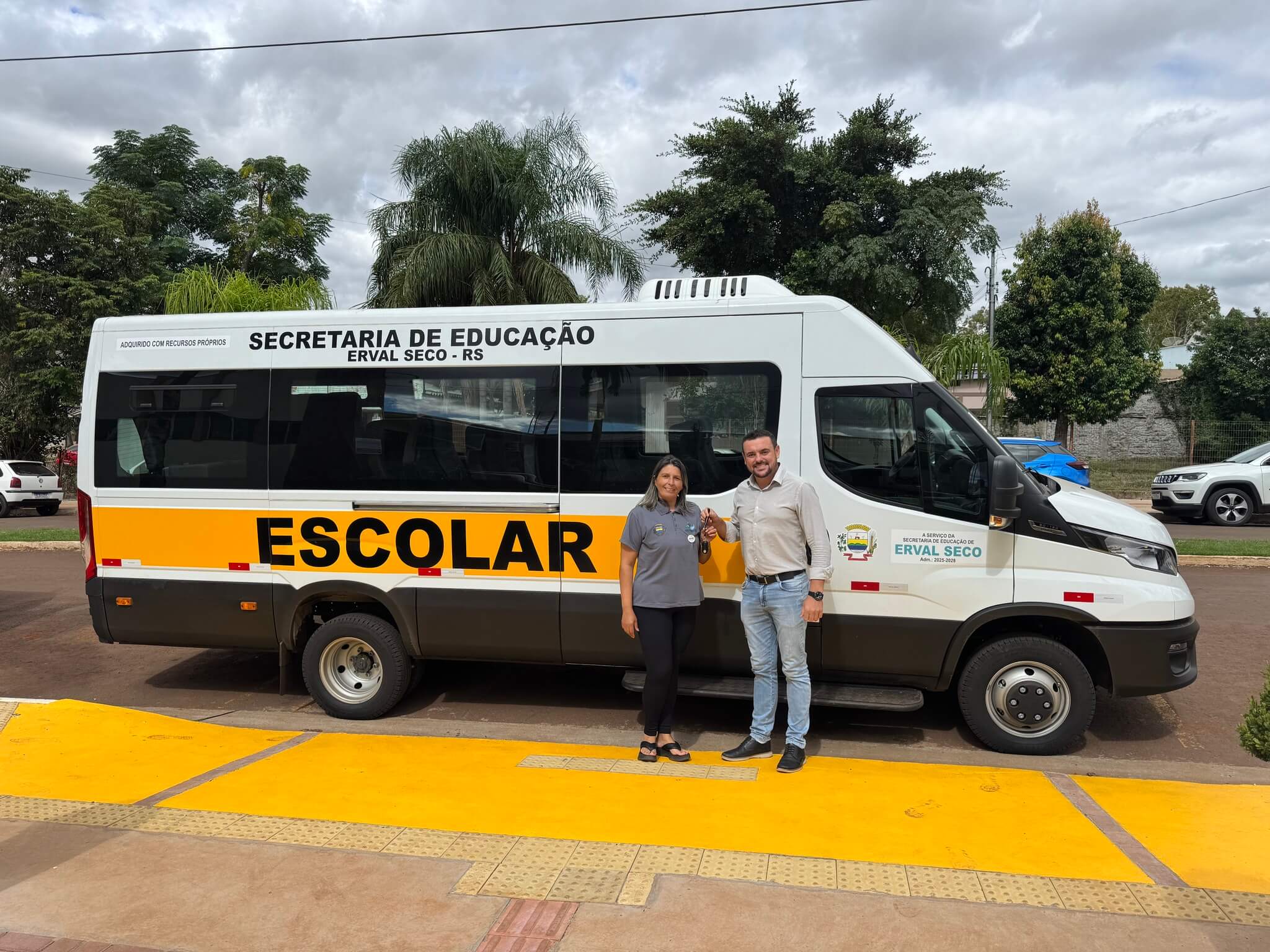 Capa Erval Seco reforça transporte escolar com entrega de nova van para a Educação