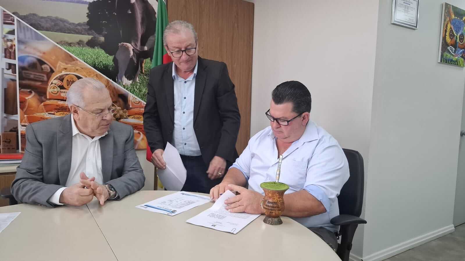Capa Vice-prefeito assina convênio para aquisição de adubos em benefício dos agricultores de Dois Irmãos das Missões