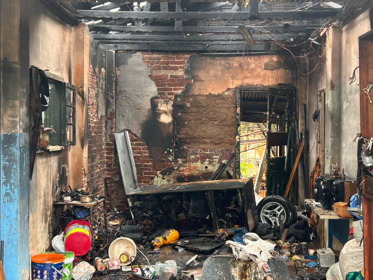 Capa Incêndio atinge garagem em Erval Seco; moradores ajudam a conter as chamas