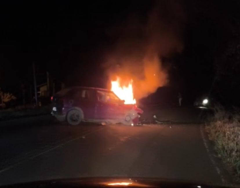 Capa Colisão entre veículos deixa carro em chamas na ERS-585