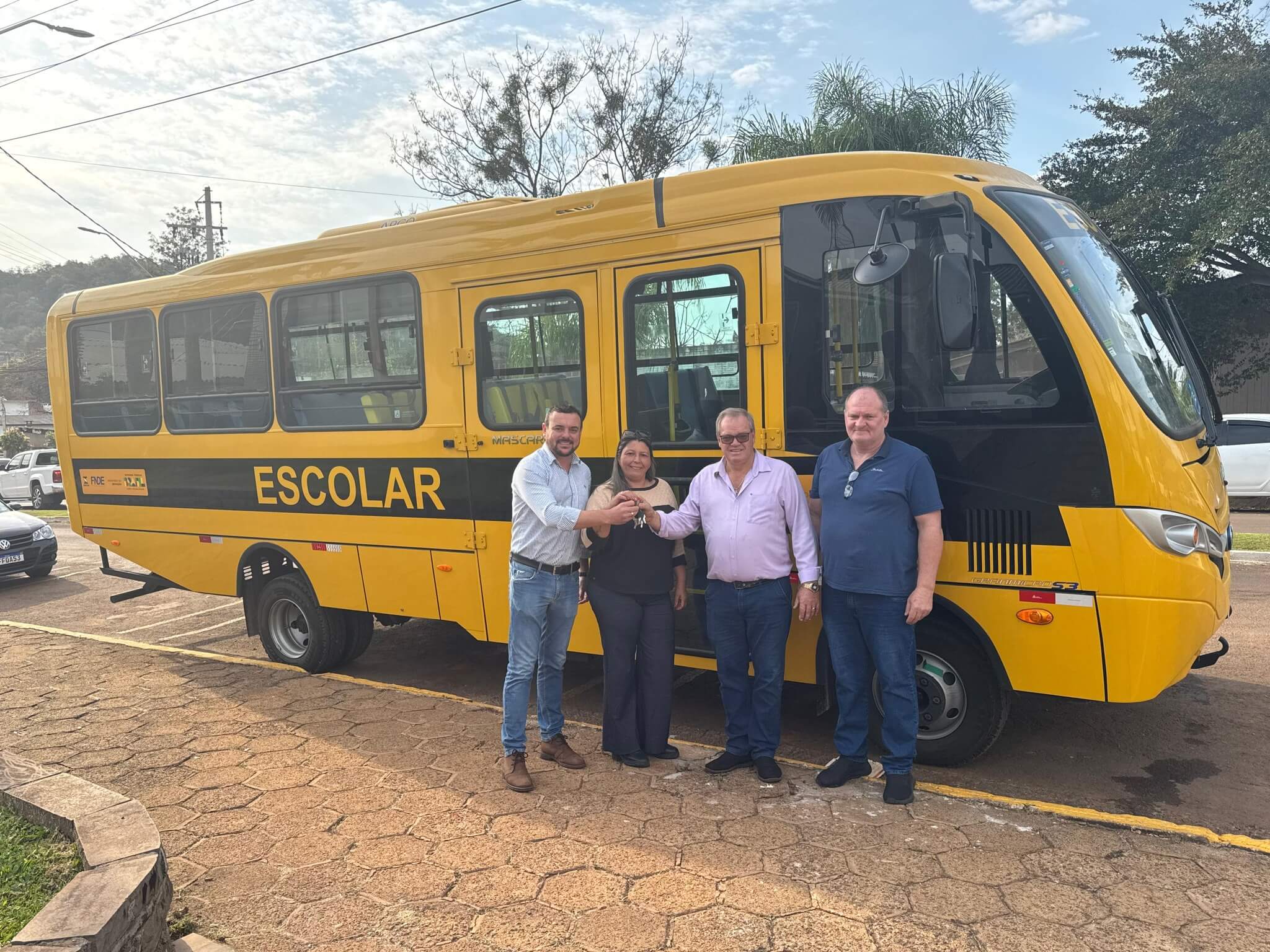 Capa Erval Seco recebe novo ônibus escolar