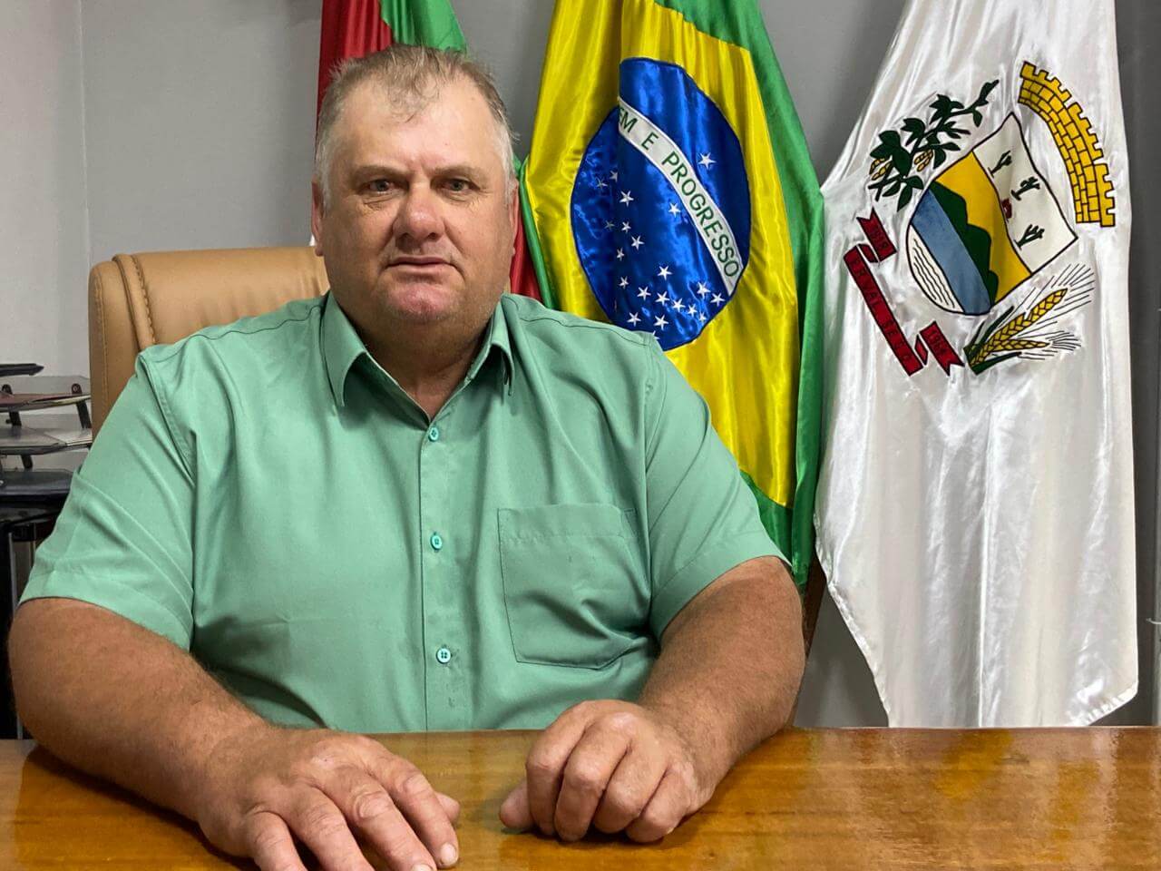 Capa Prefeito Eder Wink transmite cargo ao vice-prefeito Irto Manfio durante viagem oficial