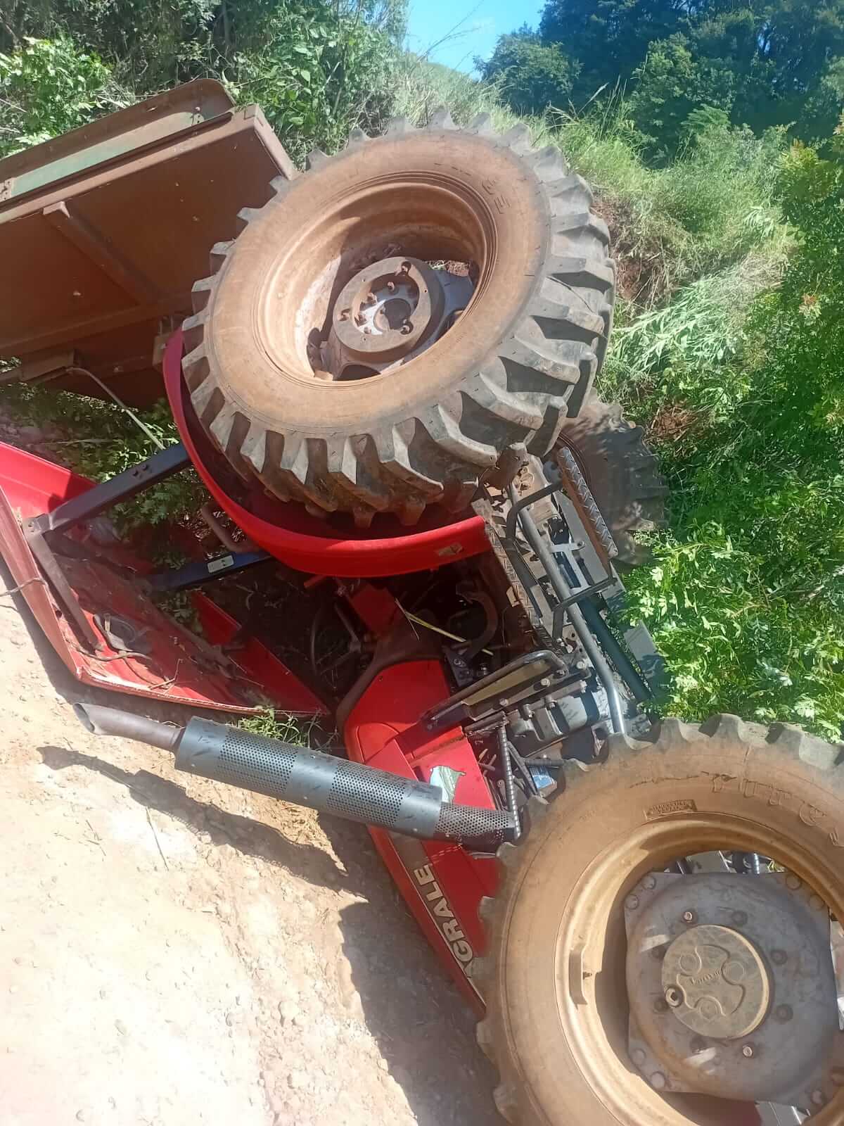 Capa Homem fica ferido após tombamento de trator no interior de Erval Seco