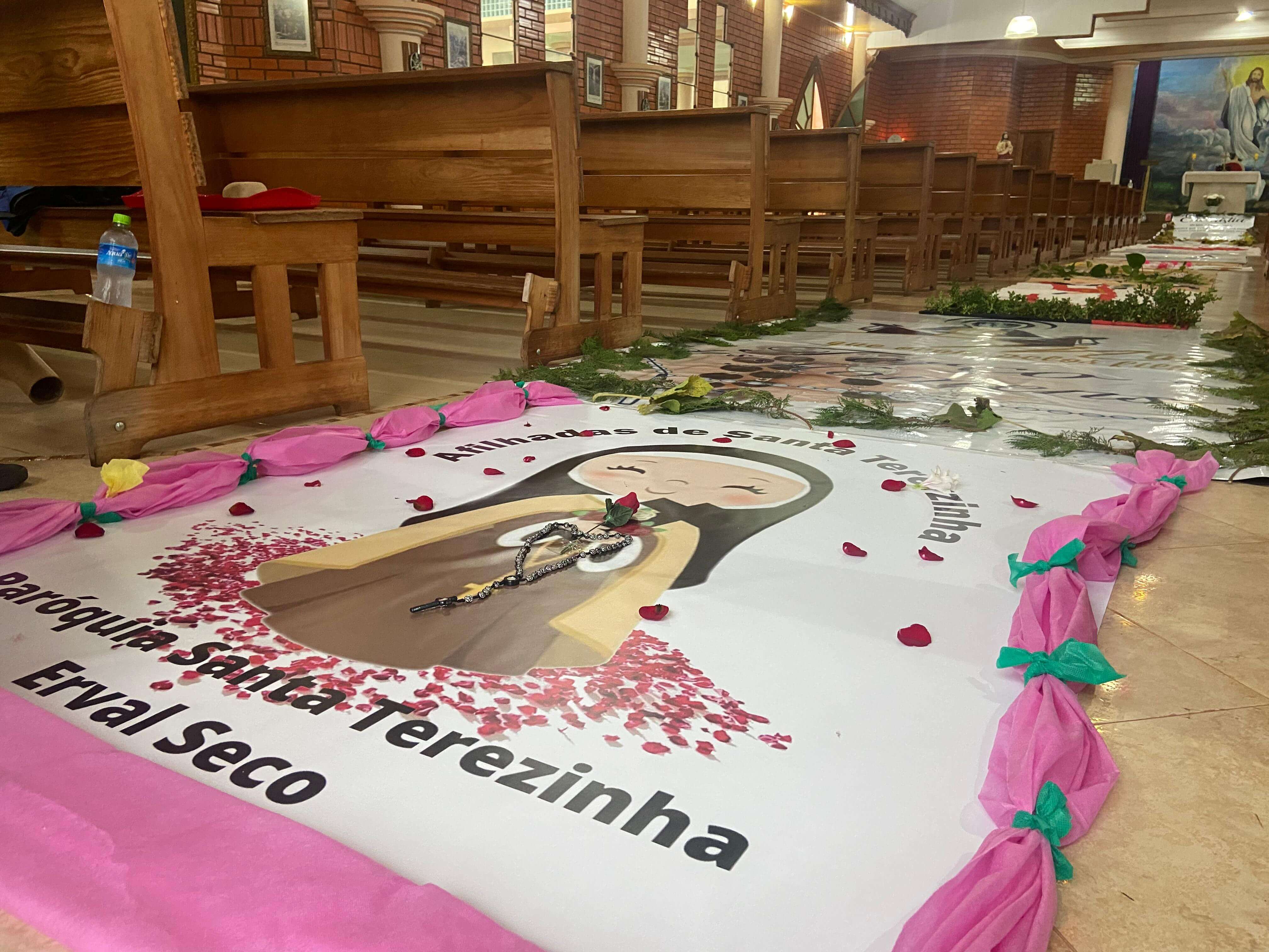 Capa Pastorais e movimentos se reúnem para confecção dos tapetes de Corpus Christi em Erval Seco